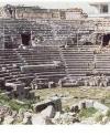  المسرح الأثري في مدينة جبلة