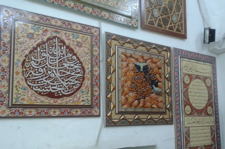 الجدران والرسوم بكثرة في الماضي في والحاضر الزخارف والمساجد استخدمت استخدمت الزخارف